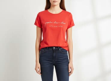 białe t shirty z czerwonem napisem: T-shirt damski, rozmiar M — 1