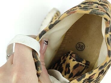 czarna sukienka i białe trampki: Sneakersy damskie, rozmiar 38 — 6