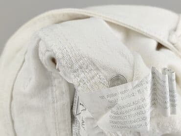 krótkie spodenki i nogi z cellulitem: Bershka, Szorty damskie, M — 6