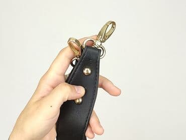 torba guess: Czarny pasek do torebki, wykonany z gładkiego materiału imitującego — 4