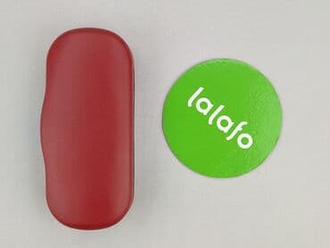 Inne akcesoria: Czerwone etui na okulary marki Fielmann. Etui ma owalny, lekko — 2