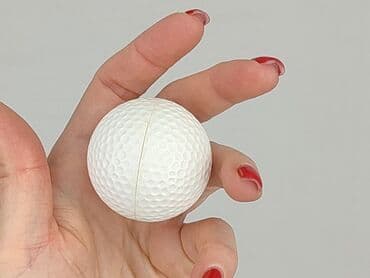 Piłki: Biała piłka golfowa z charakterystycznymi wgłębieniami na całej — 3