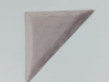 Other Home Items: Poduszka dekoracyjna w kształcie trójkąta, wykonana z materiału o