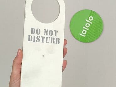 Dekoracje do domu: Biała zawieszka na klamkę z napisem "DO NOT DISTURB". Jest to prosty i — 4