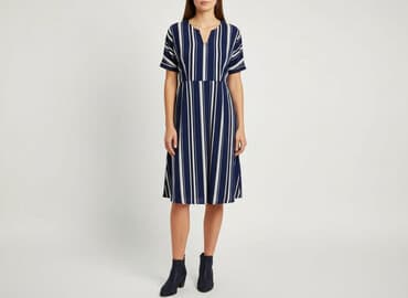 biała bluzka w granatowe paski: Sukienka damska, rozmiar M — 1
