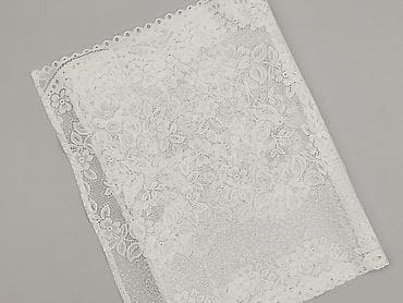 Biała firanka z koronki – panel z ażurowym, kwiatowym wzorem. -