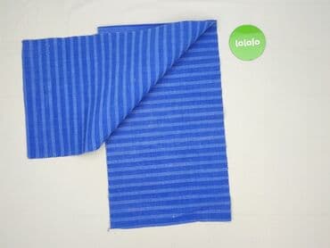 Niebieski ręcznik o pasiastym wzorze, który jest zarówno funkcjonalny — 3