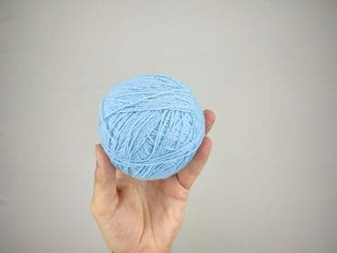 Textile: Kłębek jasnoniebieskiej włóczki o jednolitym odcieniu. Włóczka jest — 3