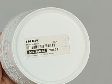 Doniczki do roślin: Biała metalowa osłonka na doniczkę od IKEA, charakteryzująca się — 5