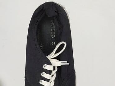 czarna sukienka i białe trampki: H&M, Trampki damskie, rozmiar 39 — 4