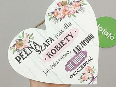 reczniki: Zawieszka dekoracyjna w kształcie serca z napisem: „Pełna szafa jest — 4