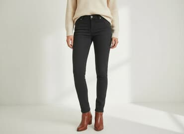 czarne spodnie z białą nitką: Jeansy damskie, rozmiar S — 1