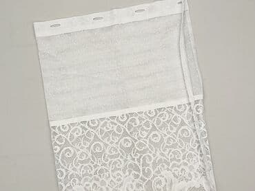 Curtains & Blinds: Biała firanka z dekoracyjnym, koronkowym wzorem. Górna część firanki — 1