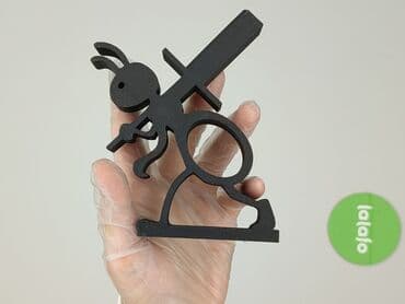 obrus tablecloth: Dekoracyjny stojak/uchwyt w kształcie zająca niosącego gitarę – czarny — 4