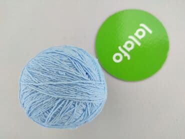 Textile: Kłębek jasnoniebieskiej włóczki o jednolitym odcieniu. Włóczka jest — 2