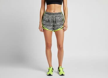 krótkie spodenki z nike: Nike, Shorts for women, size S — 1