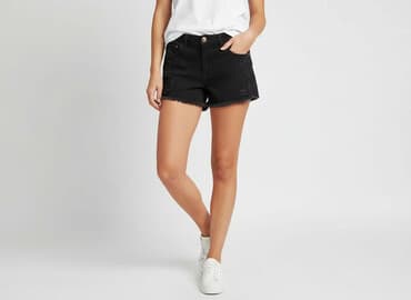 czarne krótkie spodenki z dziurami: Denim, Szorty damskie, rozmiar M — 8