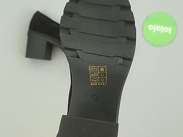 kozaki na platformie ccc: Czarne mokasyny damskie na słupku - Model: mokasyny z ozdobną — 4