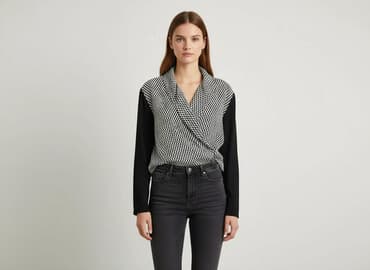 mohito bluzka z dekoltem v: Mohito, Women's blouse, size M — 1