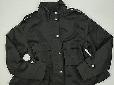 Damska kurtka w kolorze czarnym, model w stylu militarnym