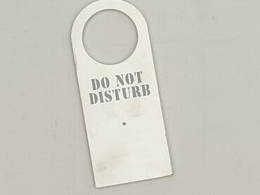 Dekoracje do domu: Biała zawieszka na klamkę z napisem "DO NOT DISTURB". Jest to prosty i — 1