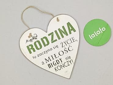 Artykuły papiernicze: Dekoracyjna zawieszka w kształcie serca z napisem: „RODZINA – tu — 2
