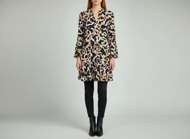 sukienka z piórami na rekawach: Сукня жіноча, розмір S — 1