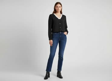 bluzka czarna z dekoltem v: Women's blouse, size S — 1