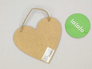 reczniki: Zawieszka dekoracyjna w kształcie serca z napisem: „Pełna szafa jest — 3