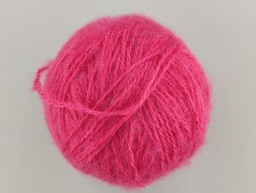 Textile: Motek włóczki w intensywnym, jaskrawym odcieniu różu. Włóczka jest — 1