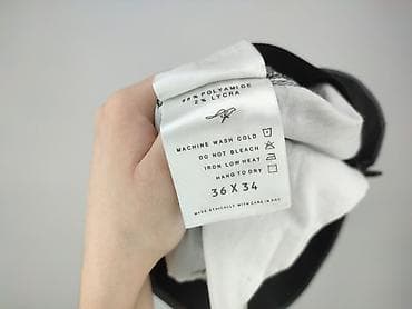 pull and bea4: Męskie spodnie w kolorze szaro-oliwkowym, o prostym i uniwersalnym — 4