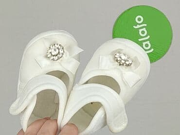 born2be czarne sandały: Buciki niemowlęce, 15 i mniejsze, stan - Bardzo dobry — 6