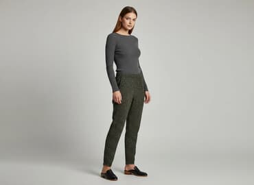 spodnie ze ściągaczem na dole: Material trousers for women, size S — 1