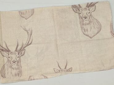 Pillowcases: Obrus w odcieniu beżu z nadrukiem przedstawiającym głowy jeleni. Wzór — 1