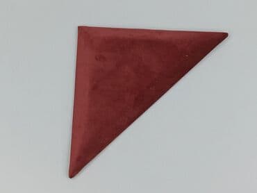 Other Home Items: Czerwona, trójkątna poduszka dekoracyjna wykonana z weluru. Idealnie