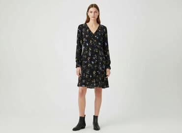 bluzka czarna z dekoltem v: Sinsay, Women`s dress, size M — 1