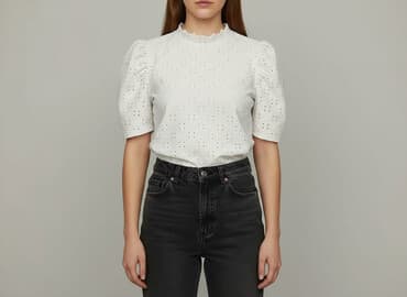 biała koszula damska z aplikacją: Жіноча блуза, розмір S на lalafo.pl — 1 biała koszula damska z aplikacją: Жіноча блуза, розмір S — 1