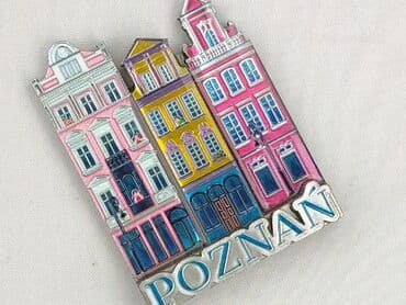 Magnes turystyczny przedstawiający trzy kamienice w pastelowych