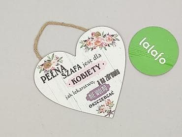 reczniki: Zawieszka dekoracyjna w kształcie serca z napisem: „Pełna szafa jest — 2