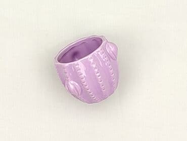 Fioletowa ceramiczna doniczka o kształcie przypominającym kaktusa. Ma