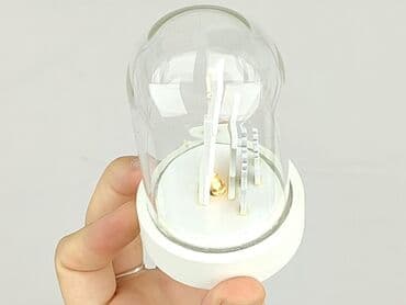 Miniaturowa szklana kula z białymi, ażurowymi figurkami — 5