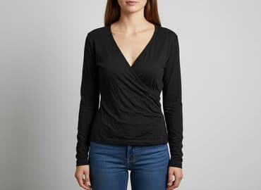 bluzka czarna z dekoltem v: Women's blouse, size S — 1