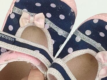 Kids' Footwear: Slippers 24, Used — 4