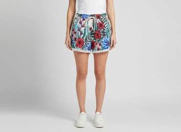 hello kitty spodnie świąteczne: Szorty damskie, rozmiar M — 1