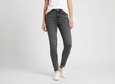 spodnie z poszarpanymi nogawkami zara: Jeansy damskie, rozmiar S — 1