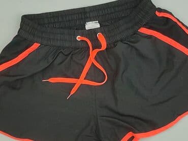krótkie spodenki i czarne adidasy: Shorts for women, size L — 1