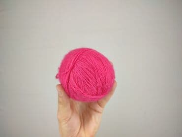 Textile: Motek włóczki w intensywnym, jaskrawym odcieniu różu. Włóczka jest — 3