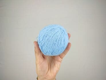 Textile: Kłębek jasnoniebieskiej włóczki, idealny do różnego rodzaju projektów — 3