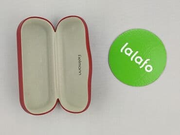 Inne akcesoria: Czerwone etui na okulary marki Fielmann. Etui ma owalny, lekko — 3