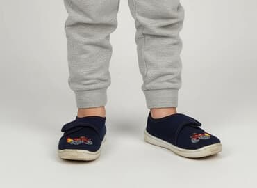 lekkie buty dziecięce: Slippers 27, Used — 1